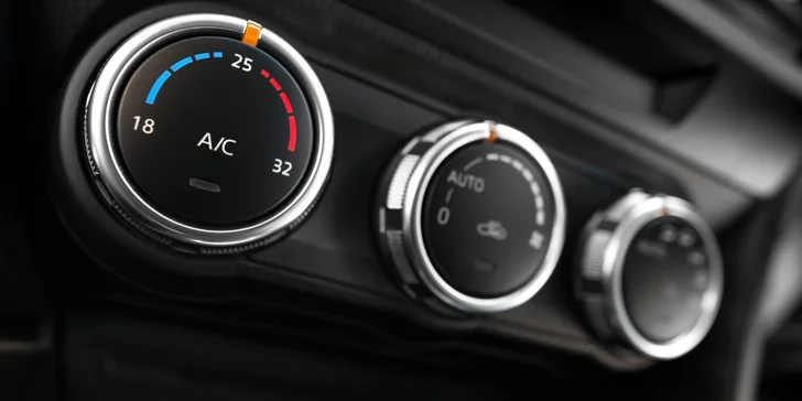 Ser­vis trvá 20–45 min. a udělá z vaší autoklimatizace toho nejoblíbenějšího spolujezdce.