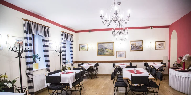 V restauraci se vám bude líbit i díky obrazům – svá díla tu mají vystavená menší umělci, pokud se vám nějaké natolik zalíbí, můžete si jej i zakoupit.