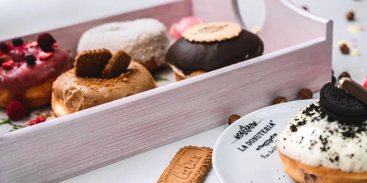 Maliny či lesní ovoce na pořádném bacouchu z kynutého těsta – copak lze odolat? Tak se zastavte na donut, který pečou v La Donuteria! 