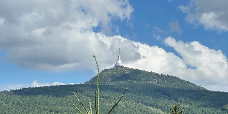 V zimě si sem vezměte běžky nebo lyže, snadno dojedete do skiareálů Ještěd nebo Bedřichov.
