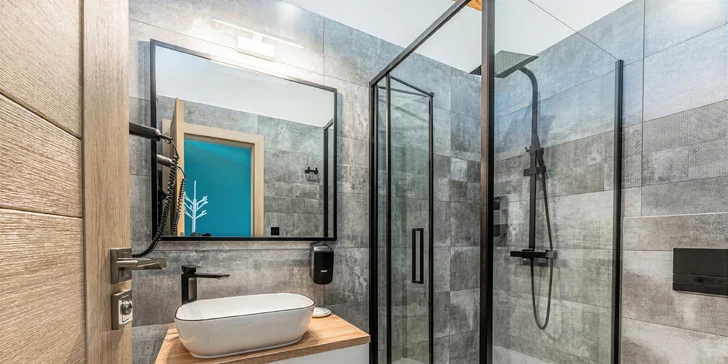 Izby aj apartmány disponujú samostatnou kúpeľňou.