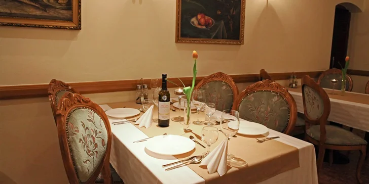 Místní restaurace se specializuje na tradiční jídla české a slovenské kuchyně.