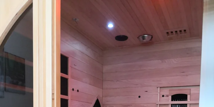 Infračervené záření pomáhá s hubnutím a bojem proti celulitidě, čistí pleť a tlumí bolest. Obecně pak sauna napomáhá posílení imunity a odbourání stresu.