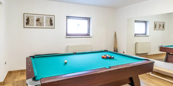 V hotelové herně najdete billiard, knihovnu a rodinné hry.