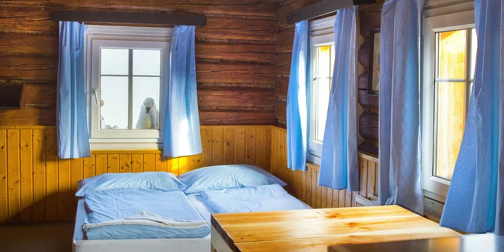 K dispozici jsou 3 čtyřlůžkové pokoje, 1 třílůžkový pokoj, 1 devítilůžkový pokoj a velká apartmánová část s 12 lůžky.