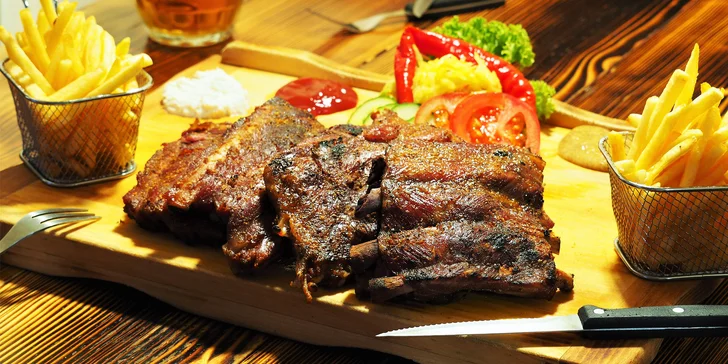 Půl kila nebo kilo uzených žeber z grilu s možností rozvozu po Brně