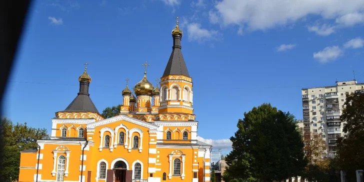 Prohlédnete si i Lávru – historicky i umělecky jeden z nejstarších a nejdůležitějších klášterů staré Rusi z roku 1051.