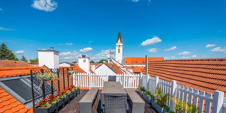 Vyberiete si zo šiestich rôznych typov ubytovania, ktoré pohodlne uspokoja páry aj veľké skupiny hostí.
