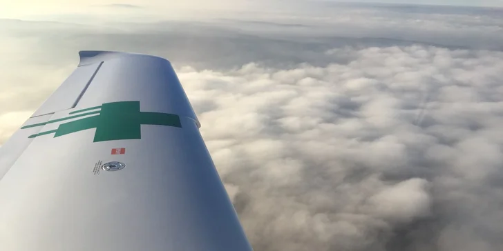 V letadle je 5 míst pro pasažéry. Pokud ho neobsadíte celé, pilot k vám může přidat další zájemce.