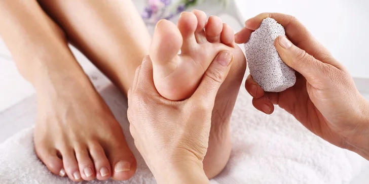Precizní mokrá pedikúra s koupelí s mořskou solí