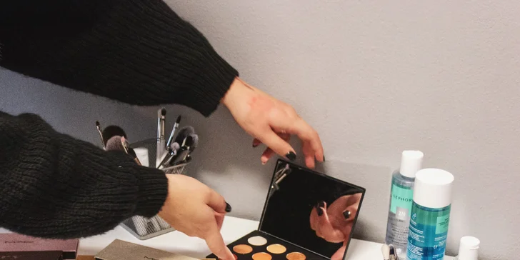 Při líčení se používají produkty MAC, Nars a Anastasia Beverly Hills make-up.