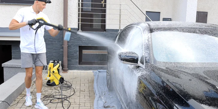 Pod auto rozloží plachtu a veškerou odpadní vodu pak odčerpají a bezpečně zlikvidují. 