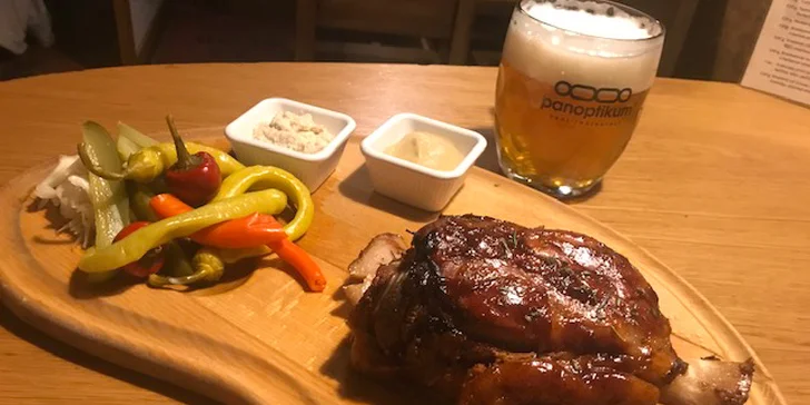 Koleno je připravené metodou sous-vide, podává se na prknu s chlebem, křenem a hořčicí a dostanete k němu Dědkovu nefiltrovanou 11.