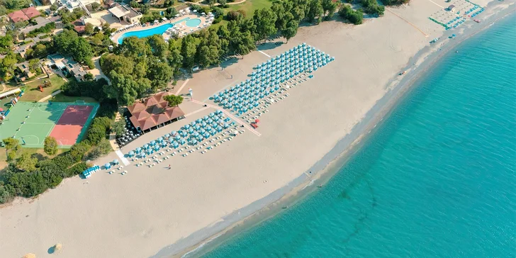 ...nebo se přesunout na pláž, kterou najdete přímo u hotelu.
