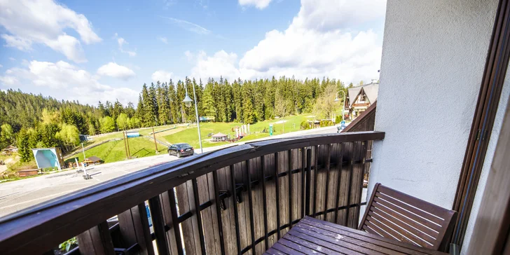 Ubytujete se v příjemném pokoji, k některým patří i balkon. 