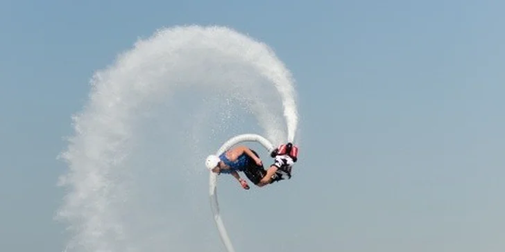 Flyboard je napojený na vodní skútr.