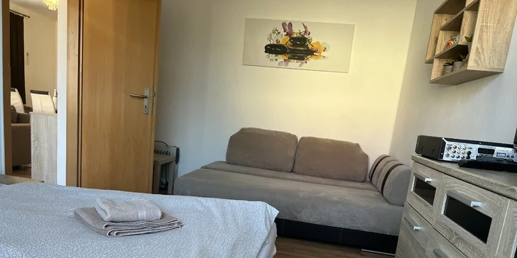 Spálňovú časť tvoria dve izby s manželskou posteľou, rozkladacím gaučom a dvomi lôžkami (na fotke apartmán 1).