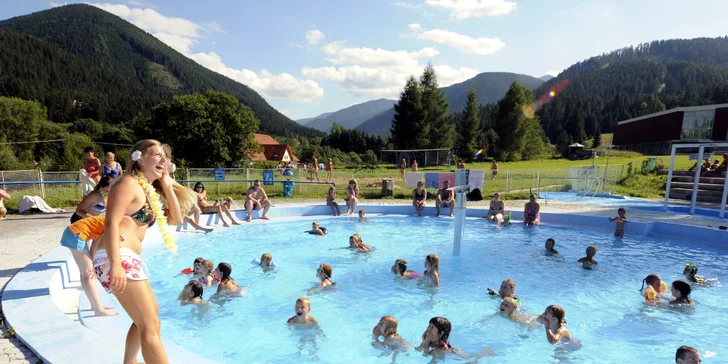 Zaplávať alebo leňošiť budete môcť v 4 vonkajších bazénoch, v ktorých je teplota vody je príjemných 26 až 29 °C.
