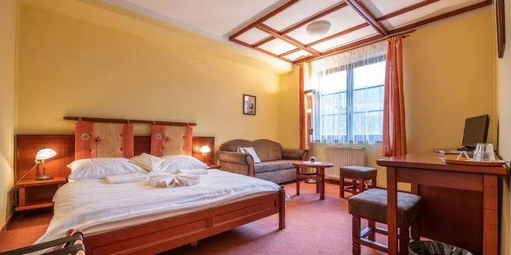 K dispozici máte ubytování v pokoji Comfort a Comfort+ s oddělenými lůžky nebo Superior s manželskou postelí (na fotce pokoj Superior).