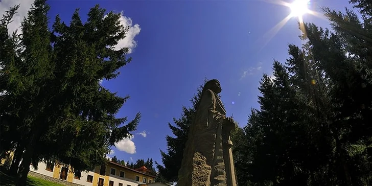 V okolí zájdite na túru do Žiarskej doliny, na Sivý vrch aj k Bobroveckému vodopádu.