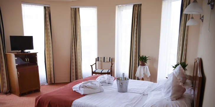 Ubytujete se v příjemném pokoji, kde najdete TV, lednici i telefon. 