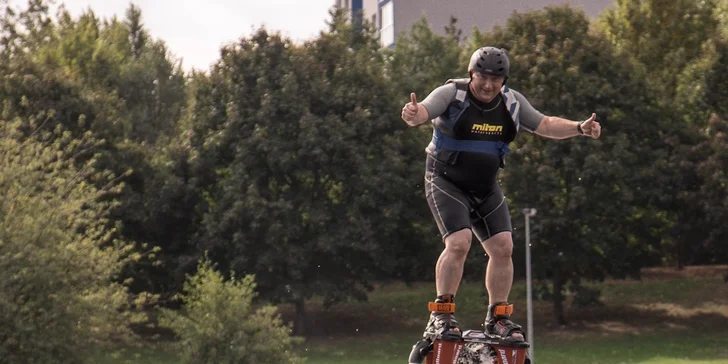 Z lekce neodejde nikdo bez toho, aby alespoň zvládal létat nad vodou. I kdyby vás instruktoři měli nechat na flyboardu celý den!