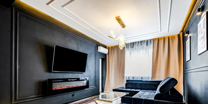 Obývačka s pohodlným gaučom a TV vás príjemne naladí na večer s filmom alebo relax pri pohári vína.

