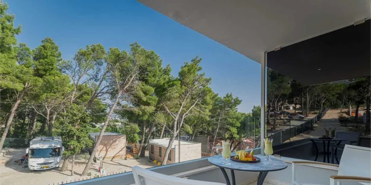 Každý pokoj má vlastní balkon.