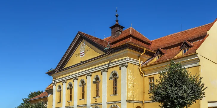 Kežmarok je městečko s historickou atmosférou a vy budete bydlet přímo v jeho centru. 