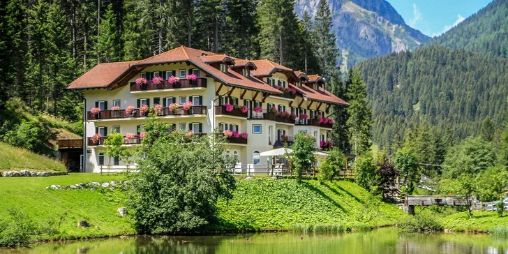 Alpský hotel v Dolomitoch s polpenziou až pre 7 osôb: v lete turistická karta, v zime skibus