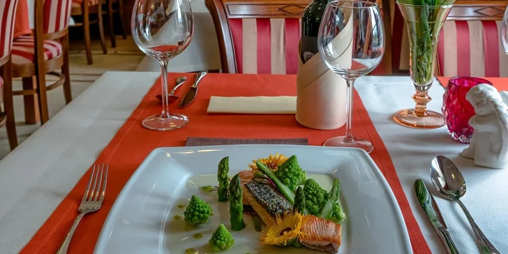 Snídaně jsou bufetové, večeře servírované. Večeři si vždy vyberete ze tří jídel, jedno z nich je vegetariánské. V případě last minute letního pobytu jsou večeře bufetové. 
