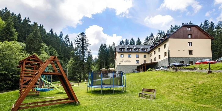 U hotelu je dětské hřiště, na které dohlédnete i ze zahrádky, kde si vychutnáte kávu nebo pivo z minipivovaru. 