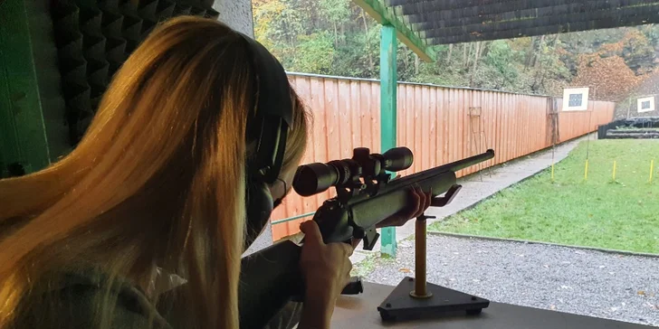 S sebou si můžete přivést i 2 další osoby, které budou zpovzdálí sledovat, jak před vámi padají terče. 
