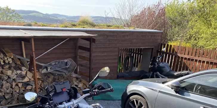 Chcete se vydat na pořádný moto výlet i s vaší veškerou výbavou? Za příplatek vám zapůjčí i horní a boční kufr nebo nepromoky. 