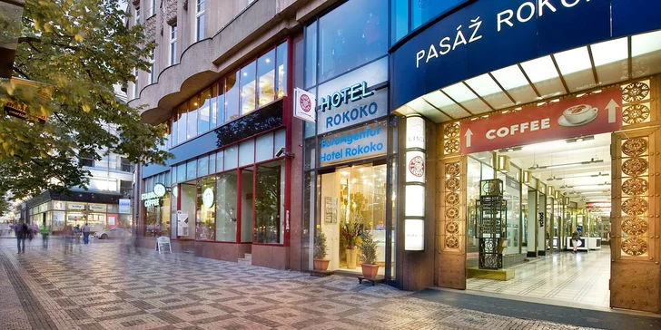 Historický Palác Rokoko stojí na nároží Václavského náměstí a Štěpánské ulice. 