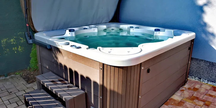 I se svým partnerem nebo kamarádkou si dopřejete soukromý relax ve vířivce.