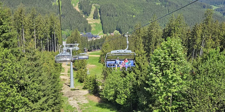 V rámci zážitkového večera vás čeká jízda lanovkou Zbojník II. 