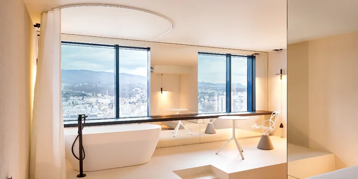 Součástí vybavení je trezor, minibar, TV, Wi-Fi připojení i telefon.