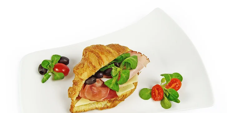 Připraví tu pro vás i slanou svačinku v podobě různých variant plněných croissantů či baget.