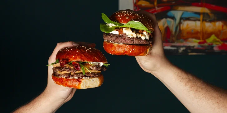 Vás tu pohostí kompletním menu, kterému vévodí Premium Peter's Smash Burger. 