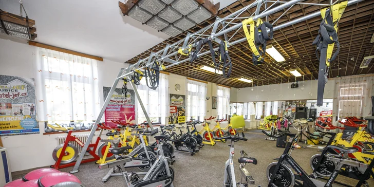 Konajú sa tu lekcie indoor cyclingu, TRX, bosu (na brušné svaly), ranné cvičenie a chôdza vonku.