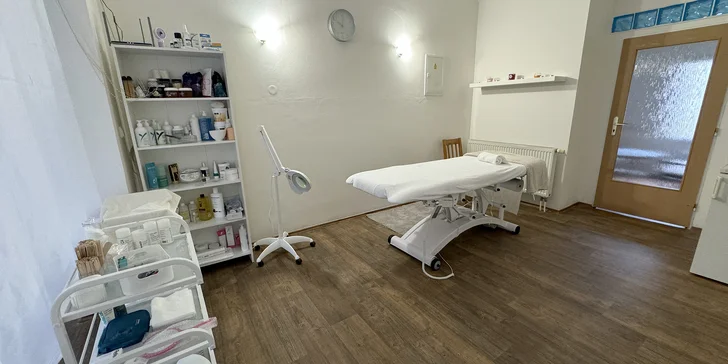 Laminace zafixuje chloupky či řasy do optimálního tvaru – obočí zůstane načesané a upravené, řasy zase přirozeně natočené.