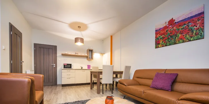 Kuchyňa s obývacou izbou v mezonetovom apartmáne