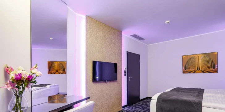V pokojích je kávovar Nespresso, čajový set, Wi-Fi i televize. 
