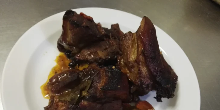 Maso je pomalu pečeno podle originální receptury, těšte se na poctivých 1200 g, už je vykostěno!