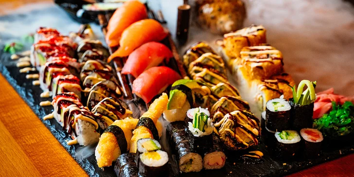 Máte se vskutku na co těšit – v setech je mnoho druhů pestrého sushi se zeleninou i rybami, navíc ho tu podávají na suchém ledu, který vytváří kouřový efekt. 