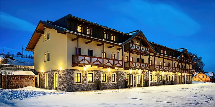 Toto je hlavní budova resortu, vy budete bydlet v depandanci Maják.  Z depandance je to do hotelu pár metrů. 