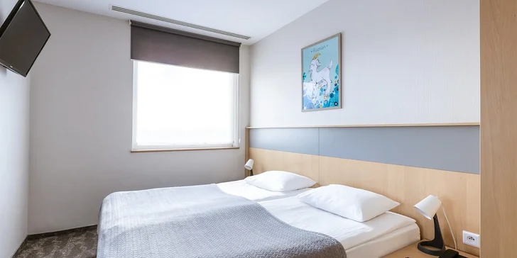 Vyberiete si klimatizovanú dvojlôžkovú izbu alebo apartmán s oddelenou spálňou a obývacou časťou.