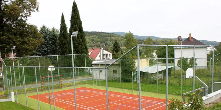 Za hezkého počasí můžete využít i víceúčelové hřiště.