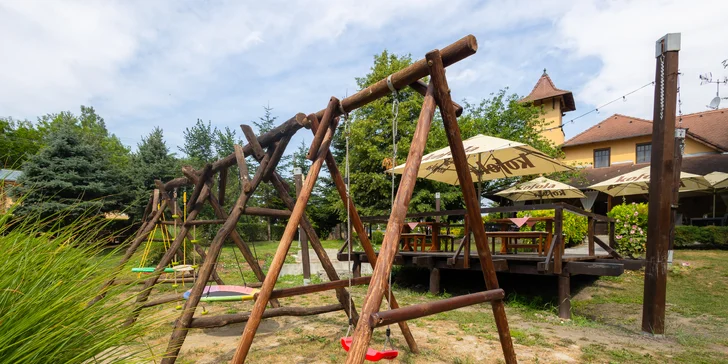 Deti sa vybláznia na hojdačkách.